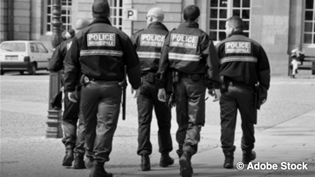 Agents de police municipale de dos, en patrouille à pied