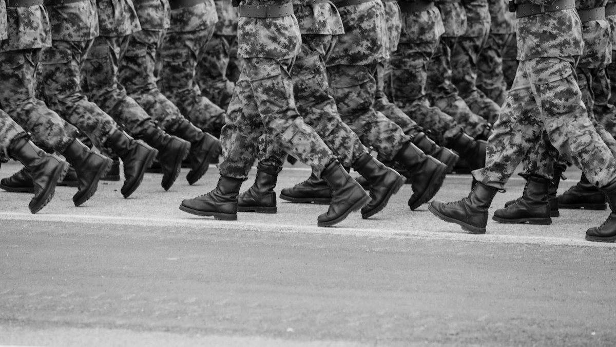 Militaires en marche, vue sur les rangers