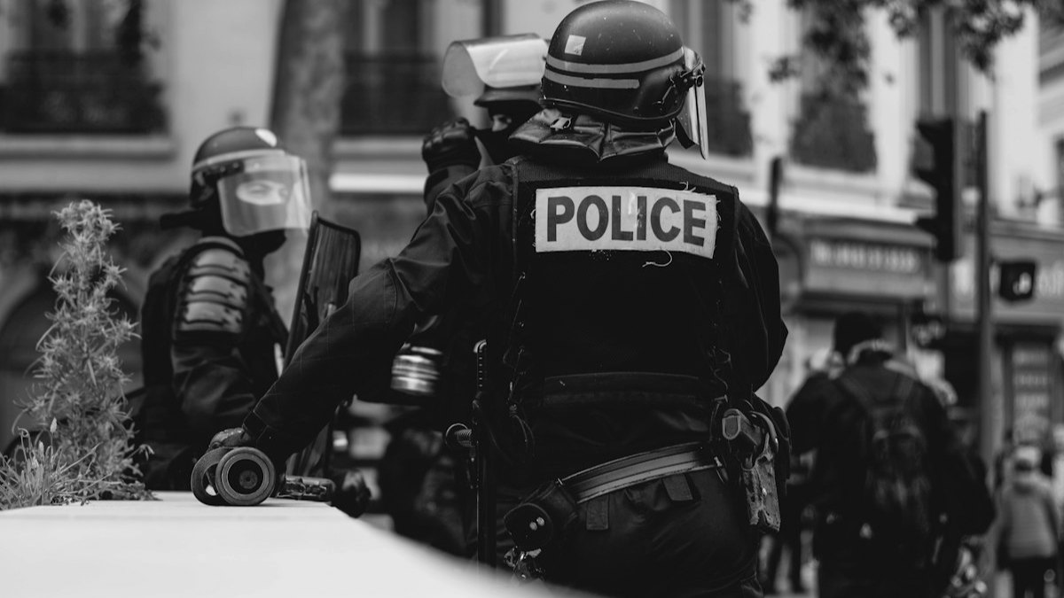 Policiers en tenue d'intervention, vus de dos
